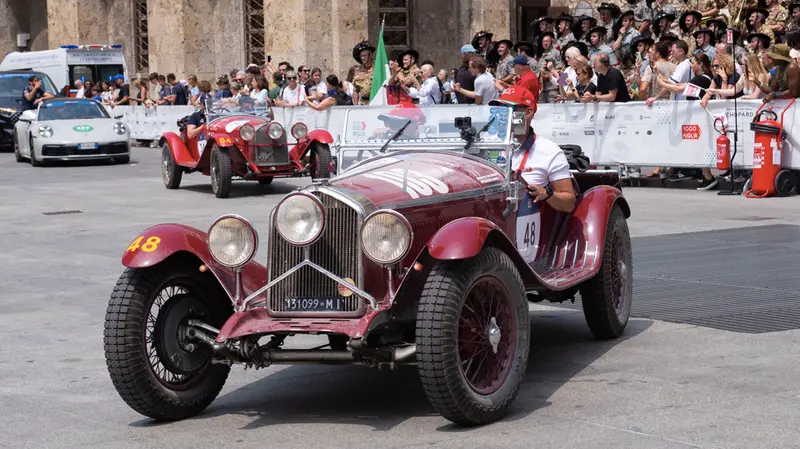 Una vettura delle Mille Miglia in piazza Vittoria - © www.giornaledibrescia.it