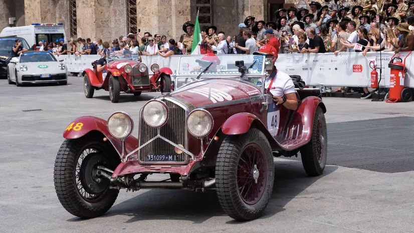 Una vettura delle Mille Miglia in piazza Vittoria - © www.giornaledibrescia.it