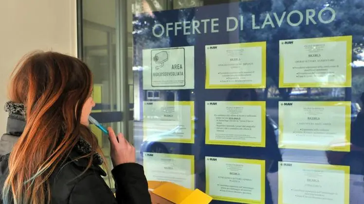 Una ragazza che cerca lavoro - © www.giornaledibrescia.it