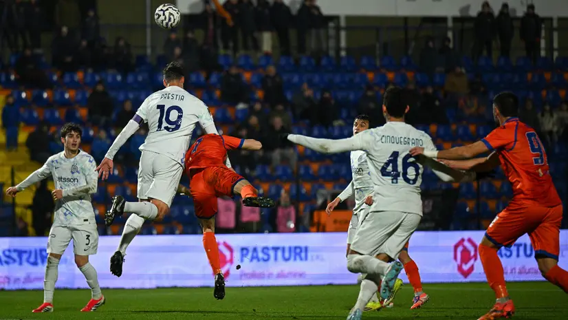 Il contatto tra Prestia e Messaggi - Foto New Reporter Biasi © www.giornaledibrescia.it