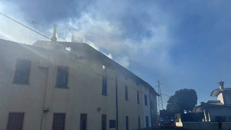 Il fumo dal tetto dell'ex cascinale