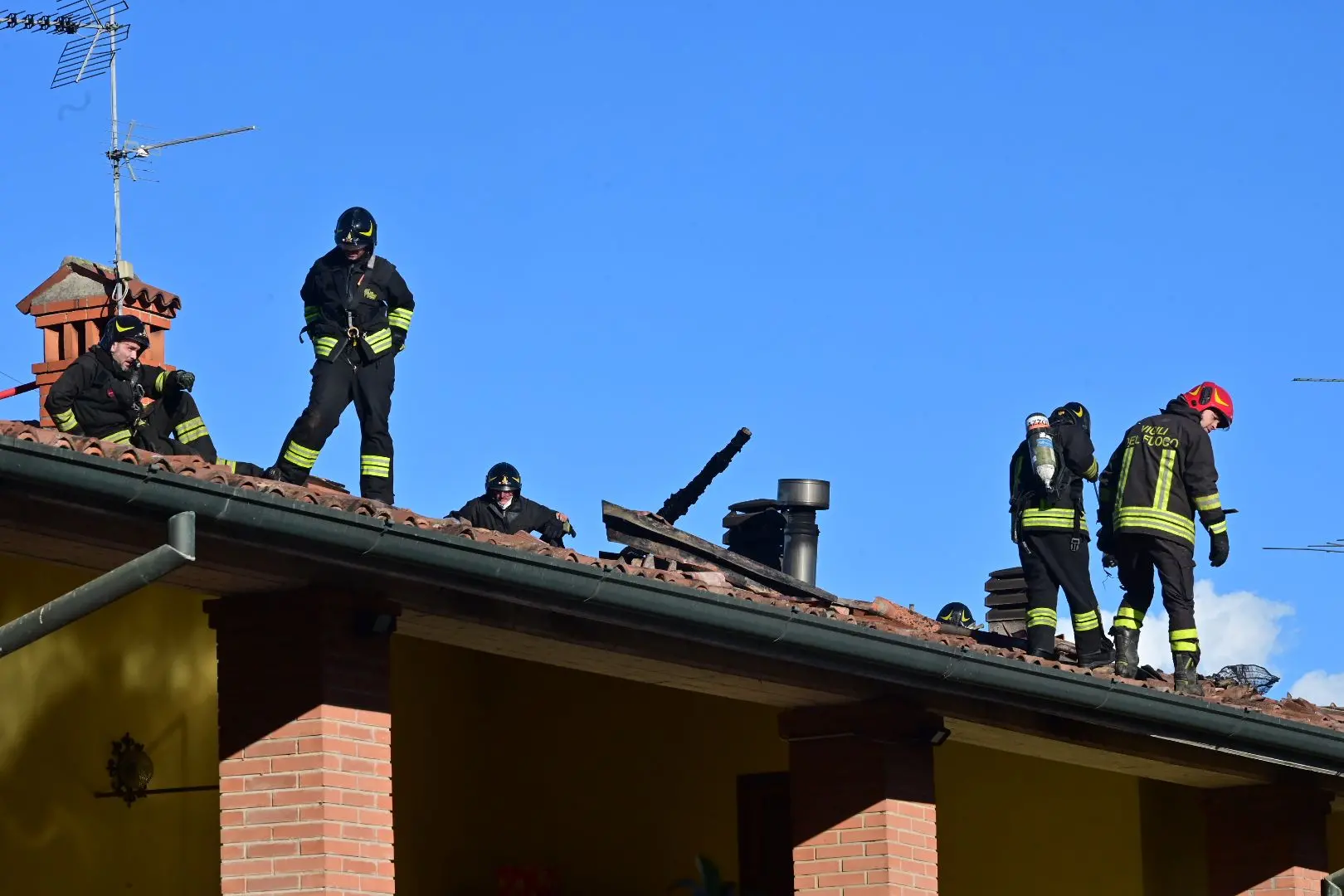 L'incendio sul tetto a Chiari