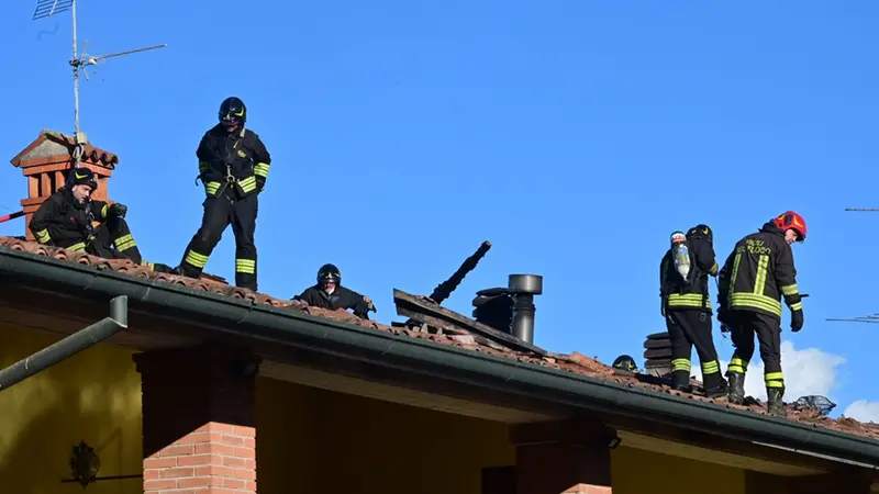 L'incendio sul tetto a Chiari