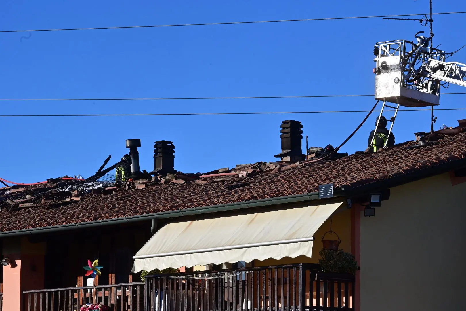 L'incendio sul tetto a Chiari