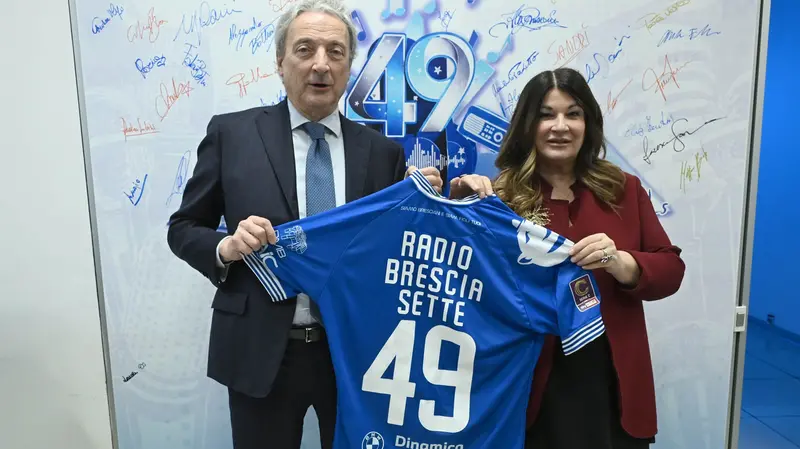 Il presidente Pasini e il direttore artistico Damini con la maglia speciale - Foto New Reporter Favretto © www.giornaledibrescia.it