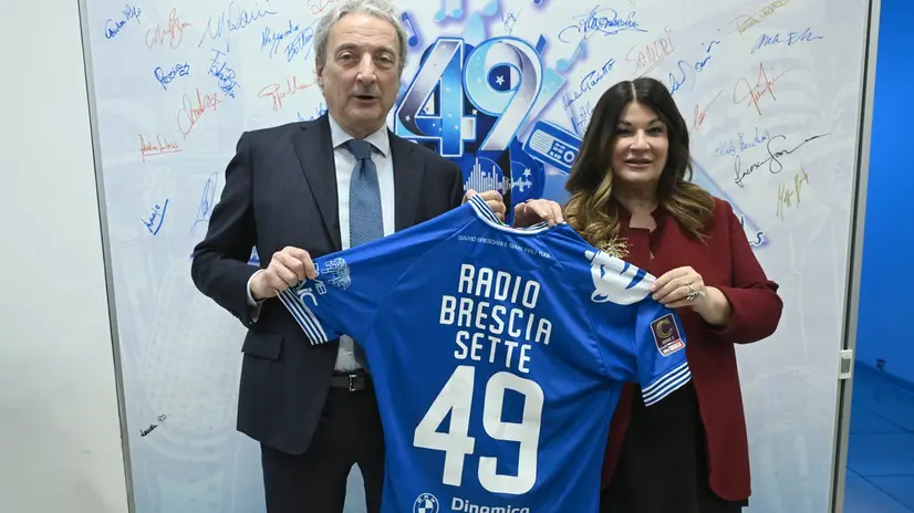 Il presidente Pasini e il direttore artistico Damini con la maglia speciale - Foto New Reporter Favretto © www.giornaledibrescia.it