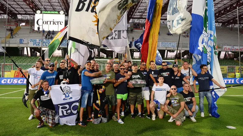 Tifosi del Brescia e del Cesena insieme sul prato del Manuzzi: lo scatto è del 2017 - Foto Reporter Zanardelli © www.giornaledibrescia.it