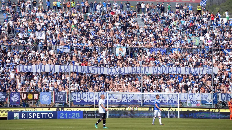 «Oggi più di ieri, di questo gemellaggio andiamo fieri»: uno striscione esposto nel 2018 - Foto New Reporter Nicoli © www.giornaledibrescia.it