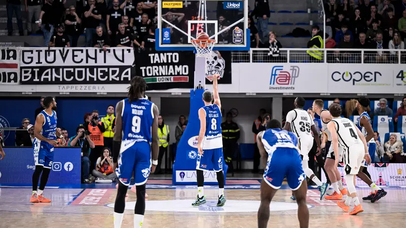 Amedeo Della Valle, tiro libero - Foto New Reporter Checchi © www.giornaledibrescia.it