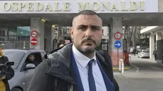 Il legale della famiglia del bimbo trapiantato, l'avv. Francesco Petruzzi, all’ospedale Monaldi - Foto Ansa © www.giornaledibrescia.it