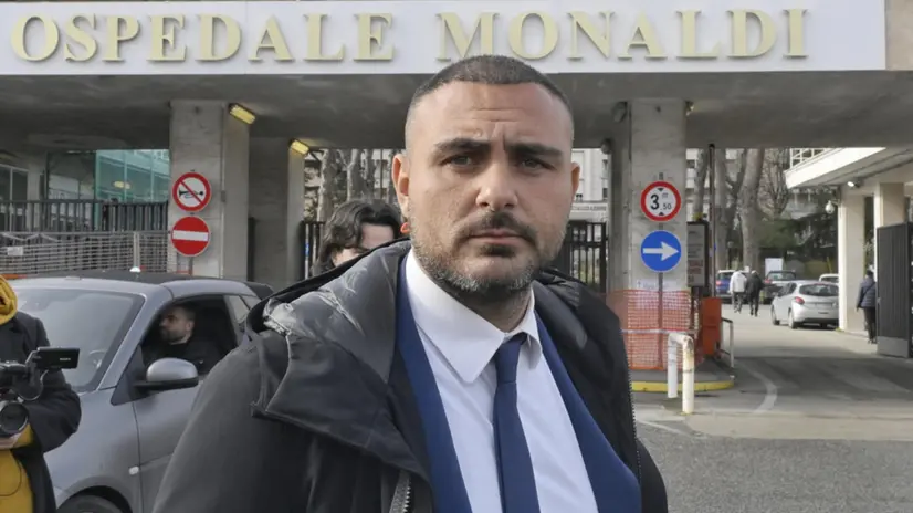 Il legale della famiglia del bimbo trapiantato, l'avv. Francesco Petruzzi, all’ospedale Monaldi - Foto Ansa © www.giornaledibrescia.it