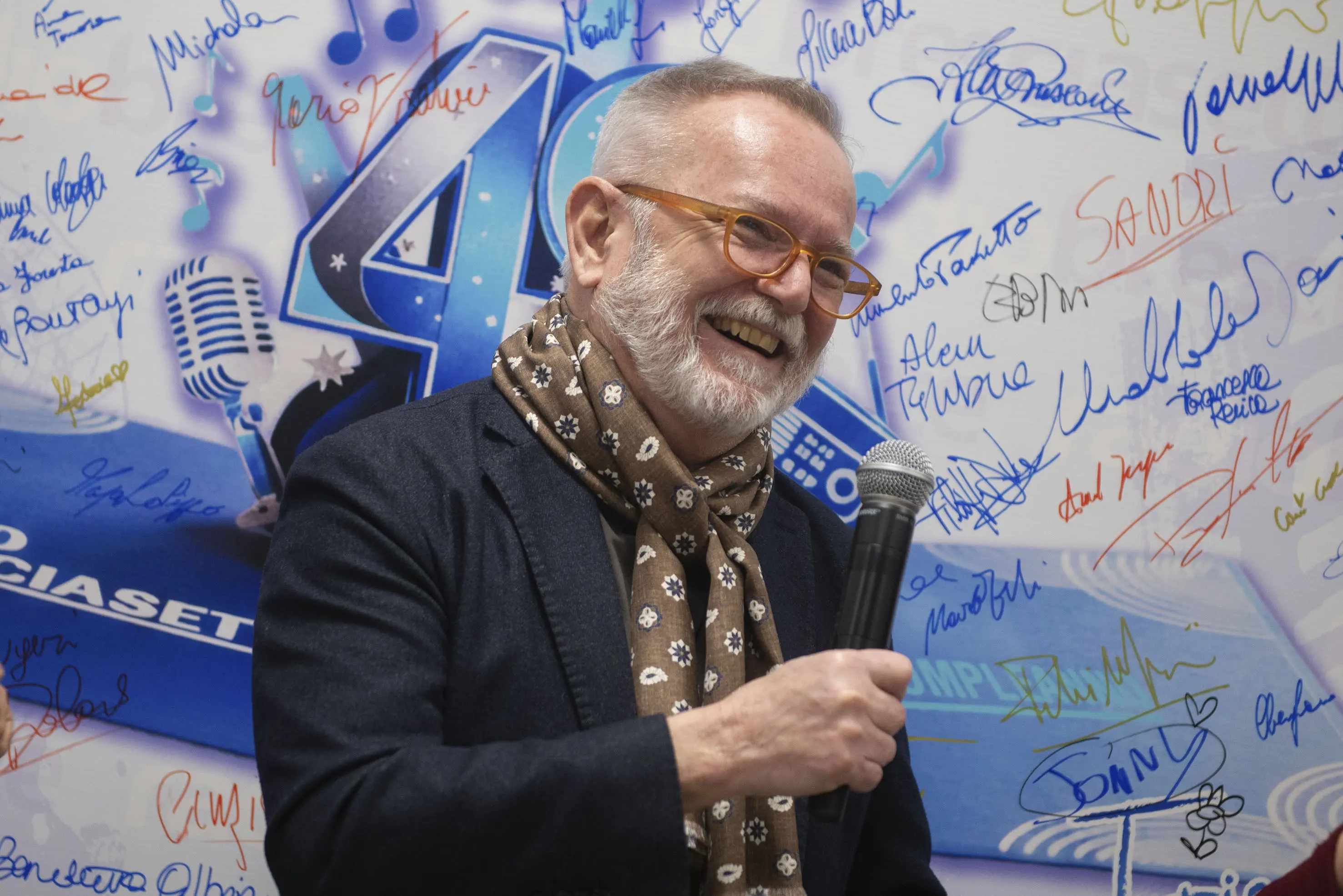 Il taglio della torta per i 49 anni di Radio Bresciasette