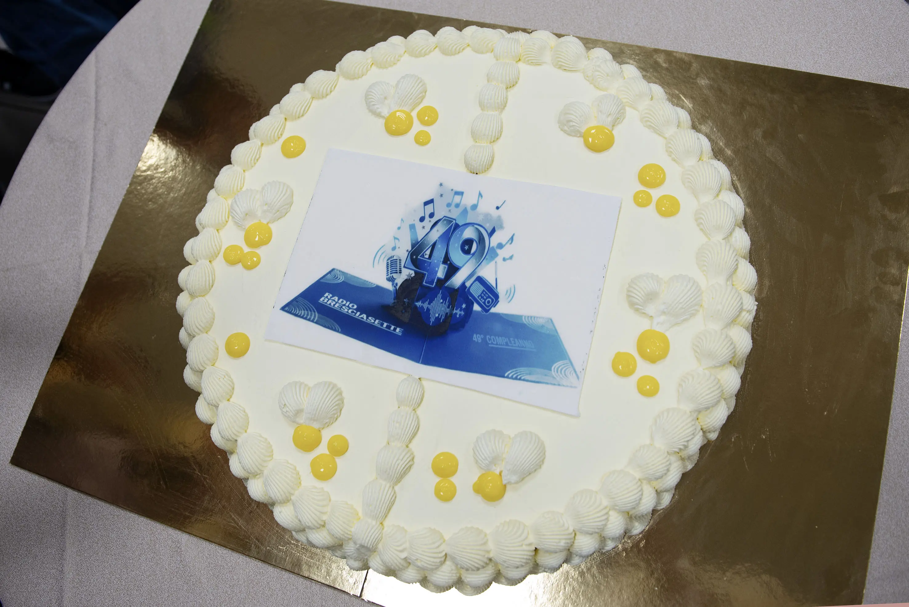 Il taglio della torta per i 49 anni di Radio Bresciasette