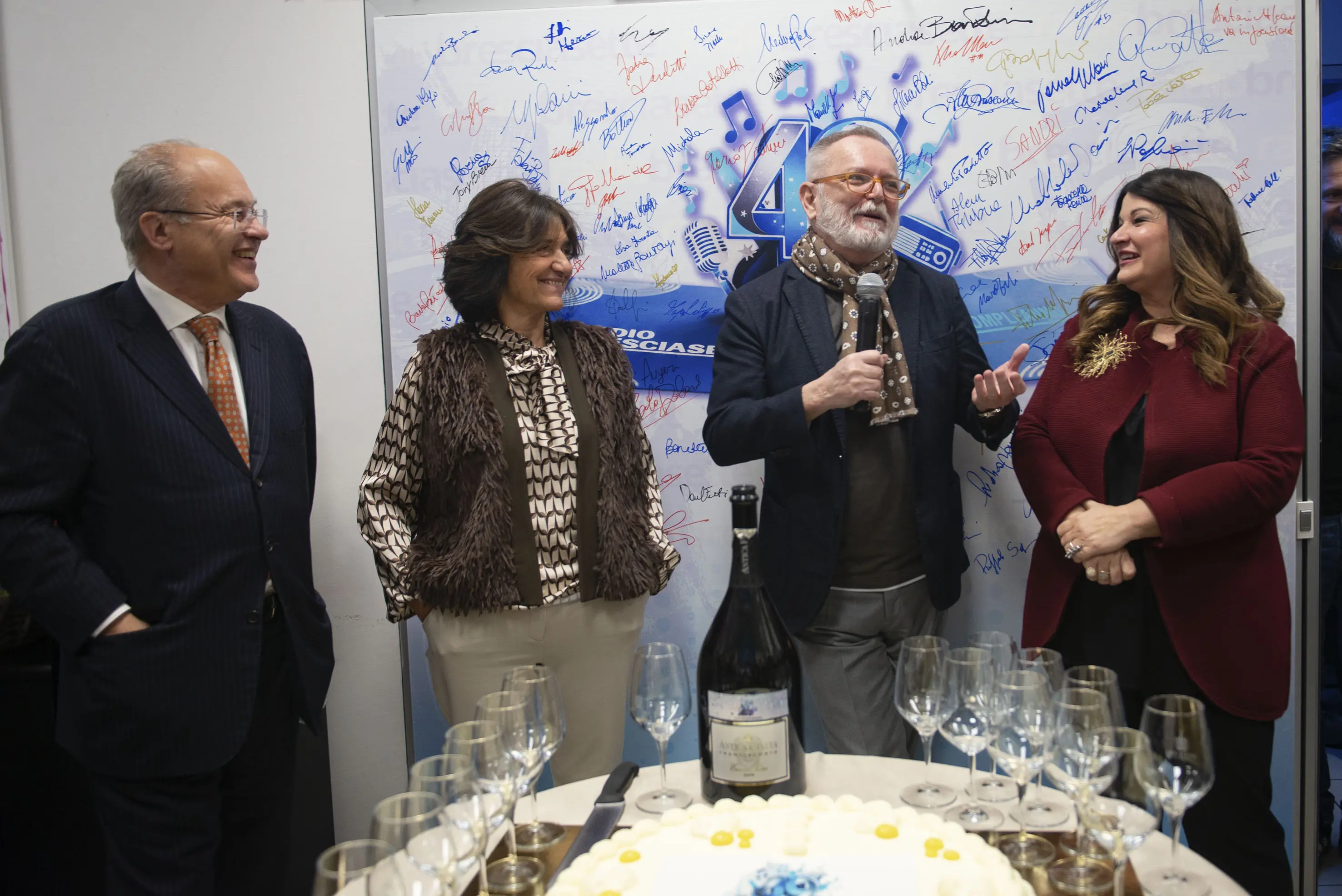 Il taglio della torta per i 49 anni di Radio Bresciasette