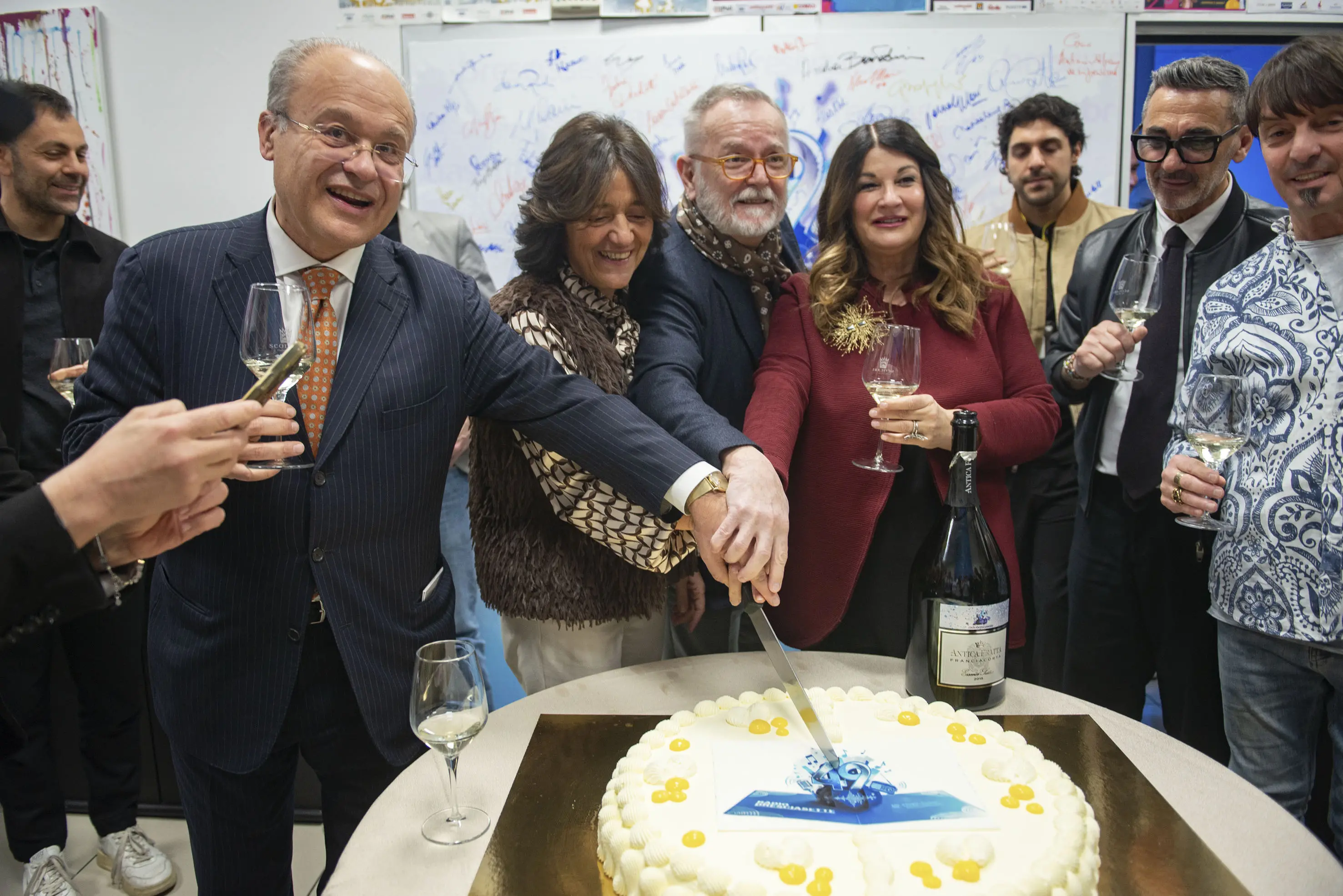 Il taglio della torta per i 49 anni di Radio Bresciasette