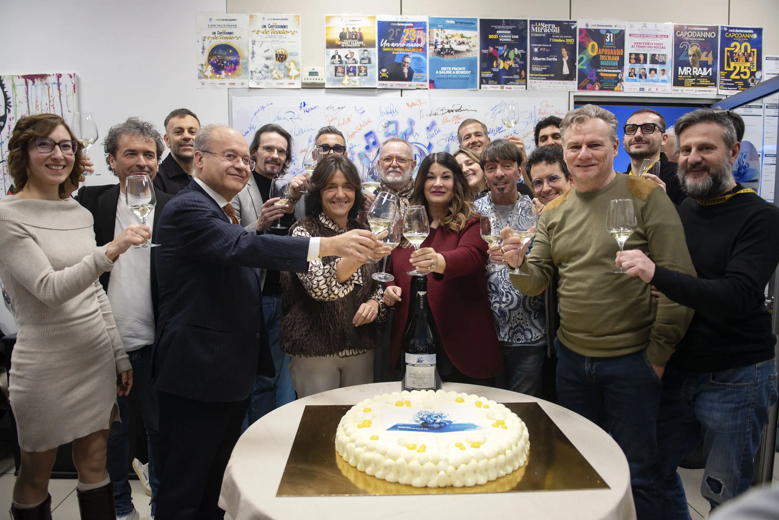 Il taglio della torta per i 49 anni di Radio Bresciasette