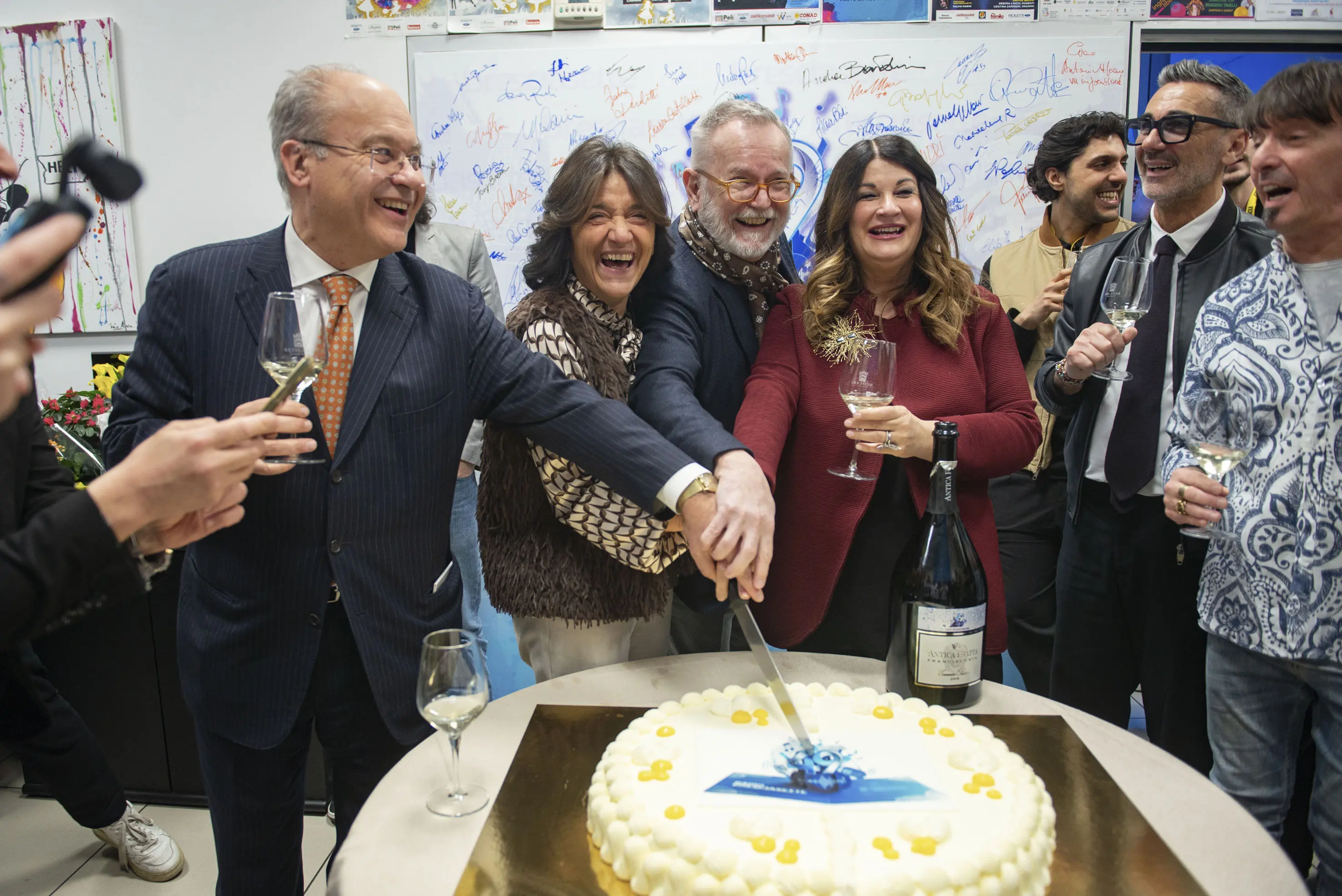 Il taglio della torta per i 49 anni di Radio Bresciasette