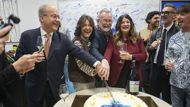 Il taglio della torta per i 49 anni di Radio Bresciasette