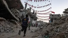 Decorazioni per il Ramadam in una Gaza distrutta - Foto Ansa © www.giornaledibrescia.it