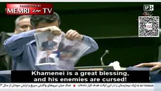 Il video: Zarei mentre strappa un'immagine con diversi leader occidentali - Foto Ansa © www.giornaledibrescia.it