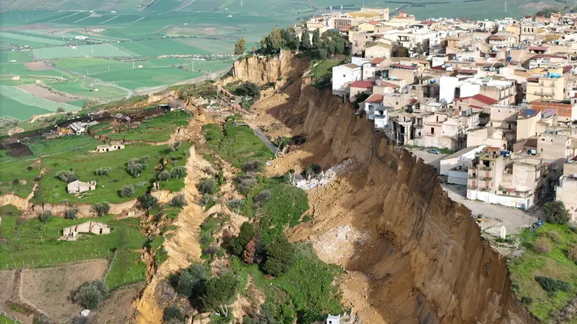 Il fronte della frana a Niscemi