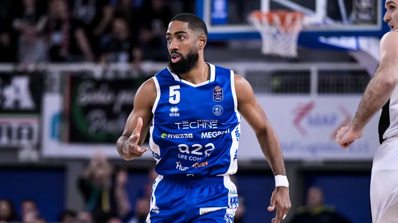 CJ Massinburg in azione - Foto New Reporter Checchi © www.giornaledibrescia.it