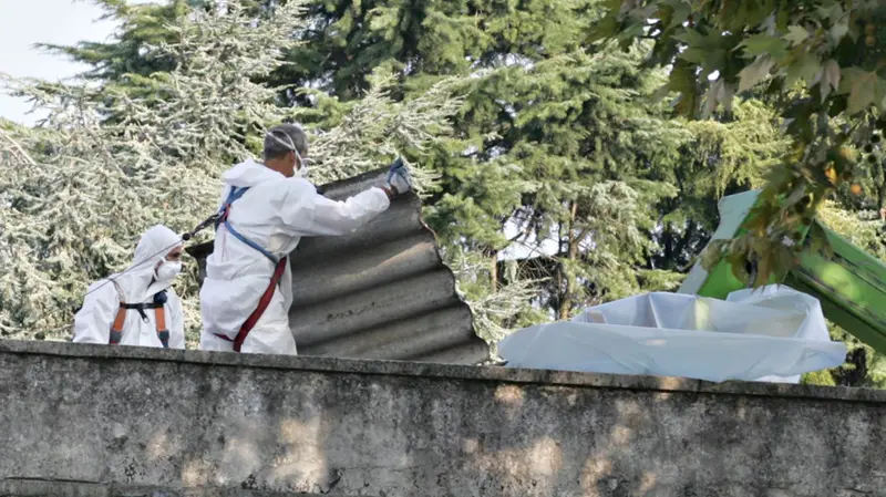 Operai rimuovono dell'amianto - © www.giornaledibrescia.it