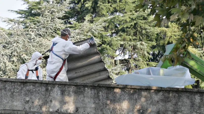 Operai rimuovono dell'amianto - © www.giornaledibrescia.it