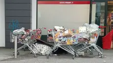 I carelli fuori dal supermercato dopo l'incendio