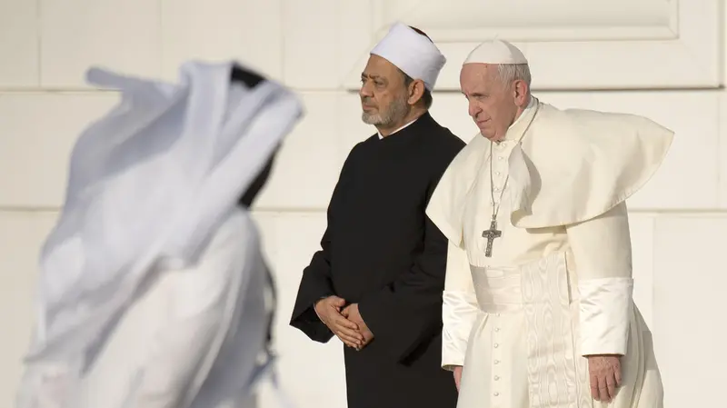 Papa Francesco col Grande Imam di al-Azhar Ahmad al-Tayyib - Foto Ansa © www.giornaledibrescia.it