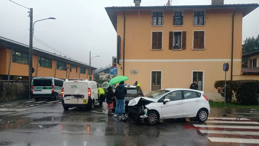 Lo scontro tra auto - © www.giornaledibrescia.it