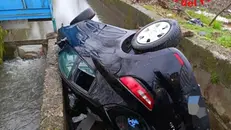 L'auto ribaltata nel fosso dopo essere scappata all'alt dei carabinieri