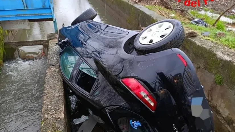 L'auto ribaltata nel fosso dopo essere scappata all'alt dei carabinieri