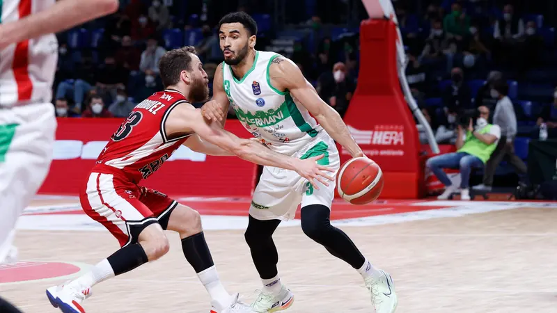 Mitrou-Long fronteggiato da Rodriguez - © www.giornaledibrescia.it