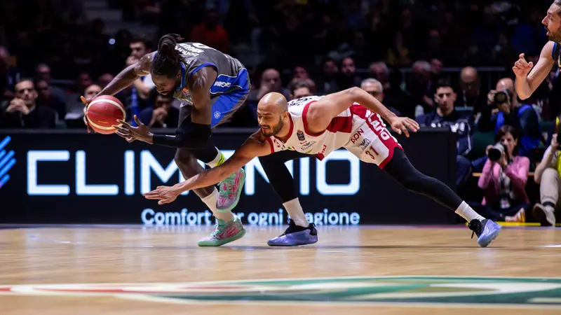 Maurice Ndour e Shavon Shields alla Inalpi Arena - © www.giornaledibrescia.it