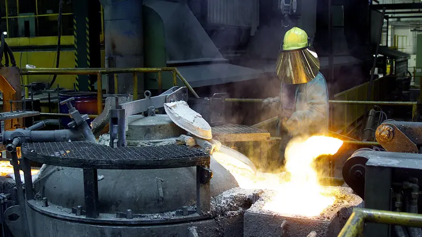 Un uomo che lavora in una fonderia - © www.giornaledibrescia.it