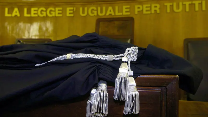 Una toga in un'aula di tribunale - Foto Ansa © www.giornaledibrescia.it