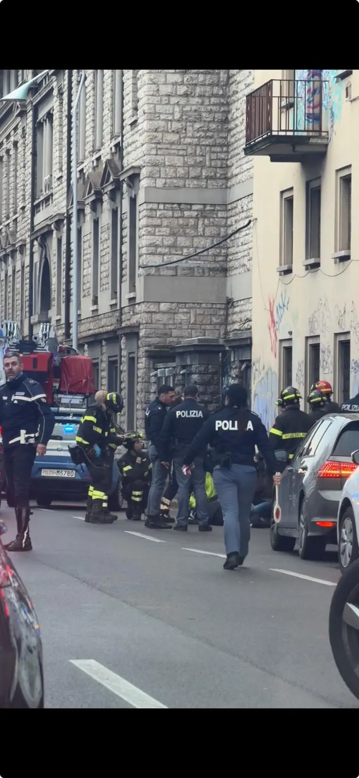 Donna cade da un tetto a Brescia