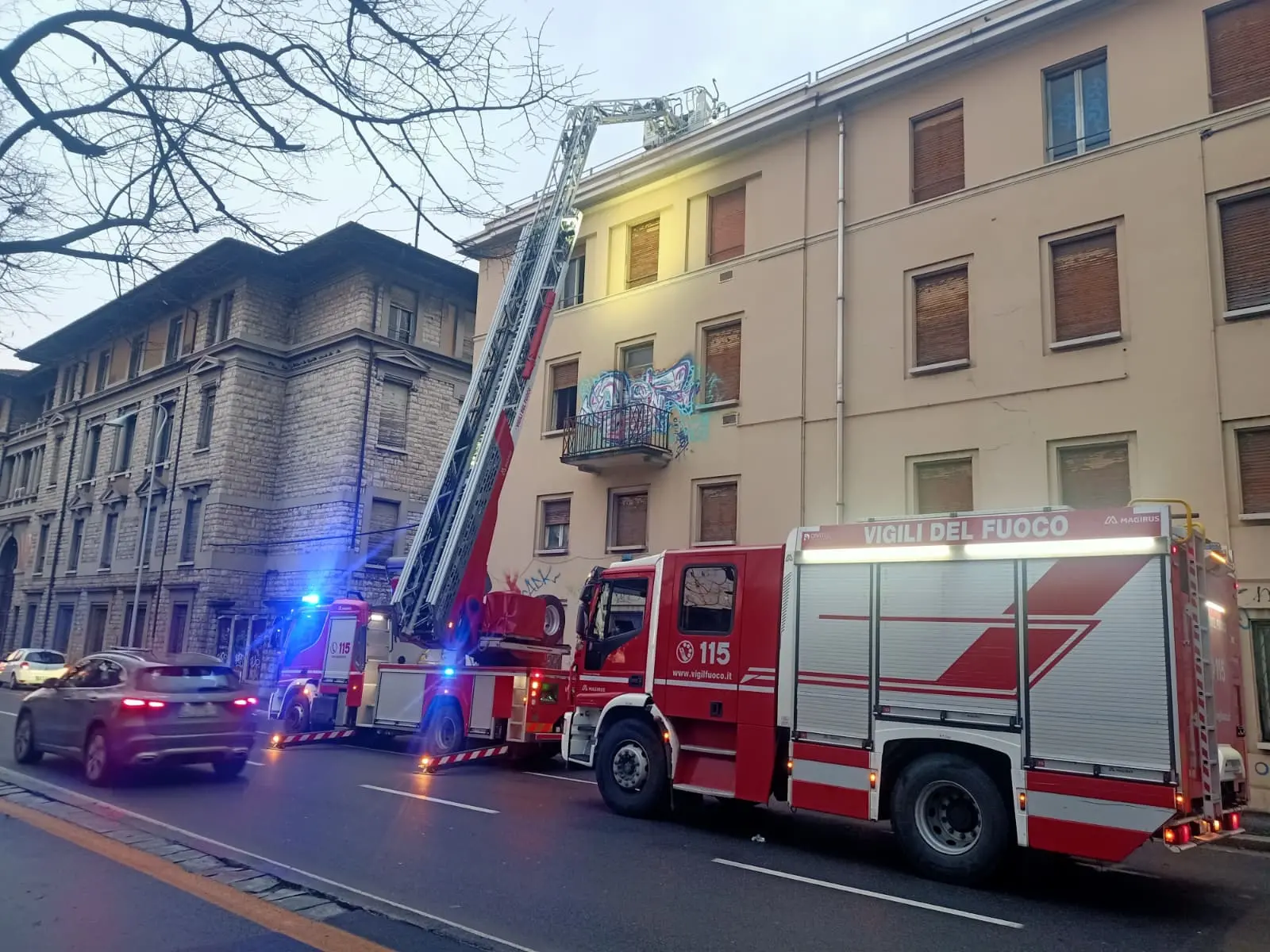 Donna cade da un tetto a Brescia