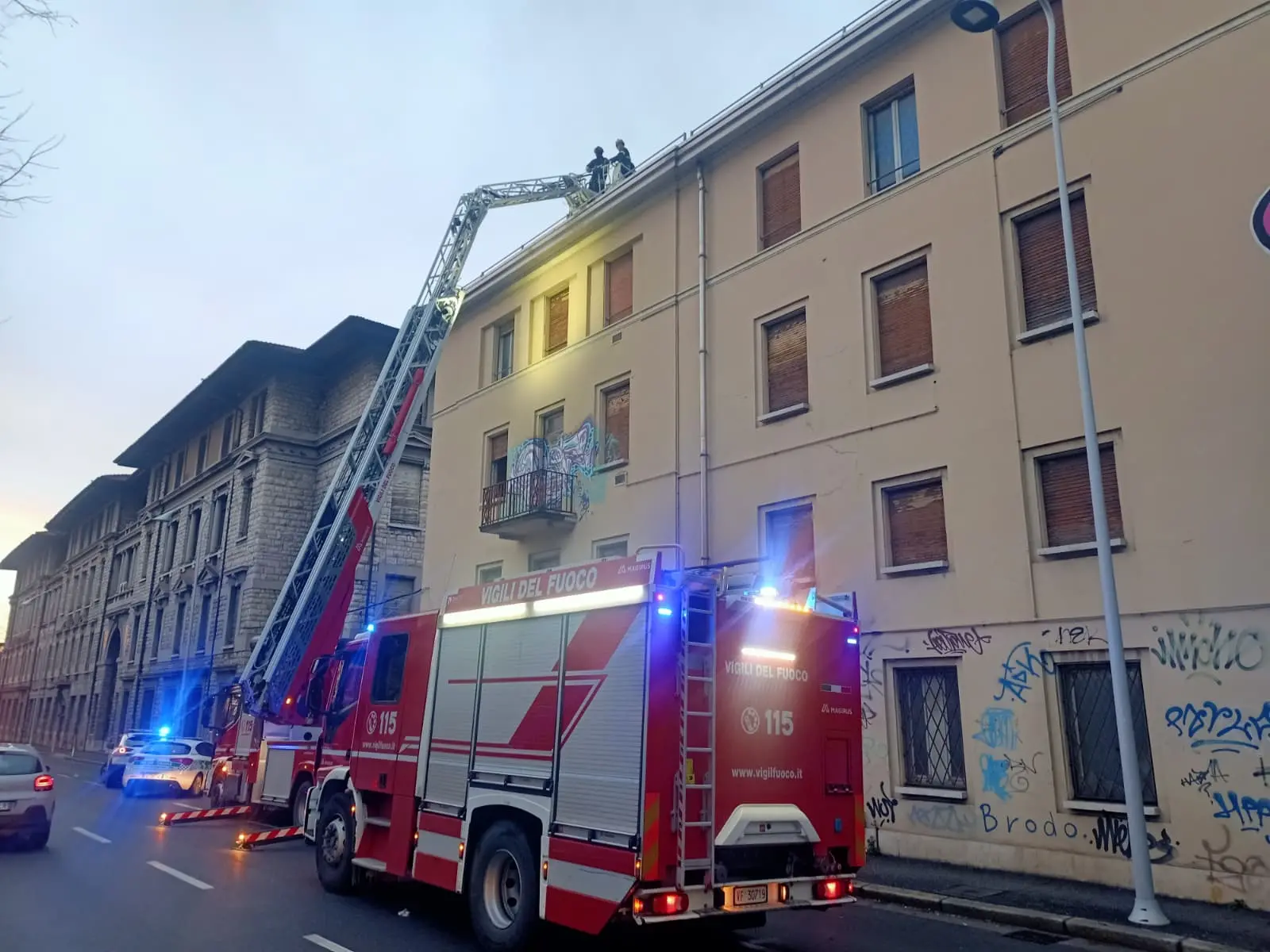 Donna cade da un tetto a Brescia