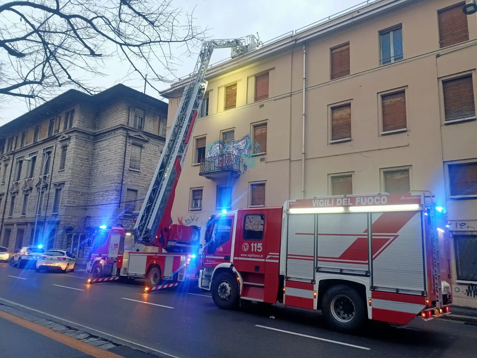 Donna cade da un tetto a Brescia