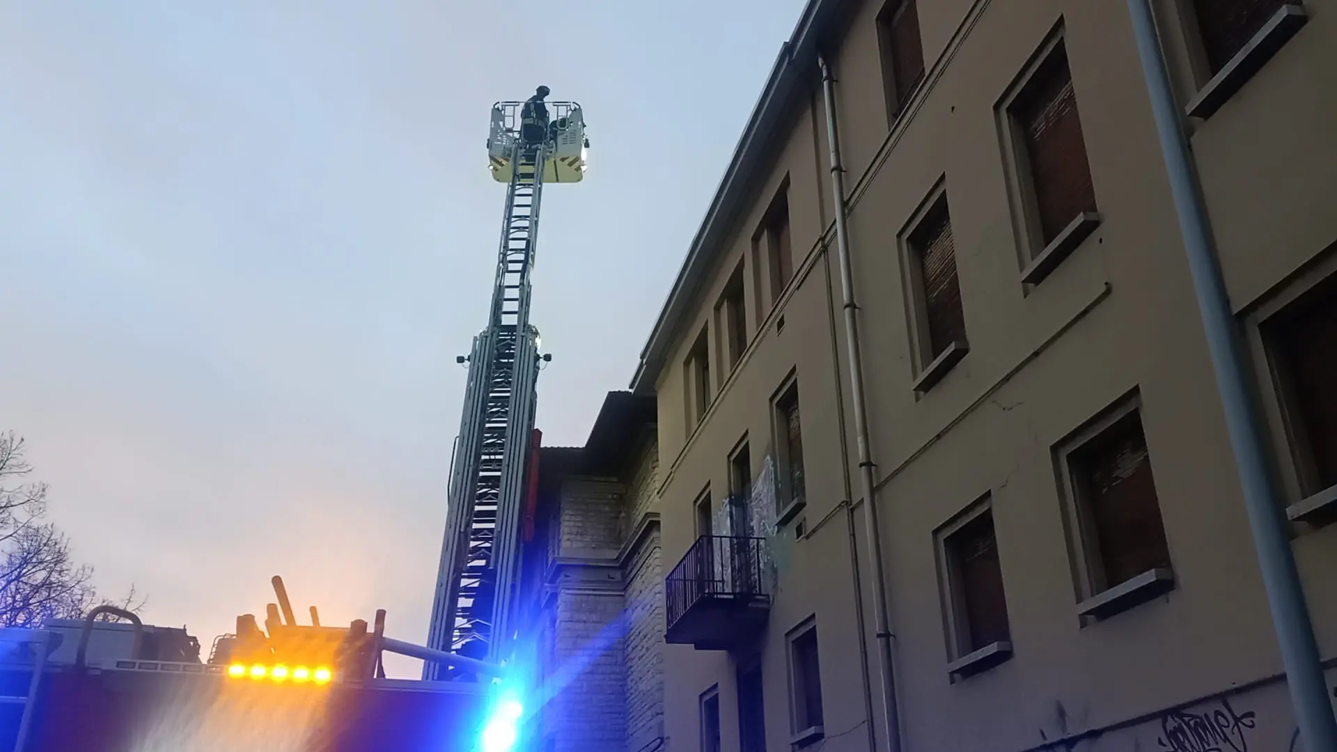 Donna cade da un tetto a Brescia