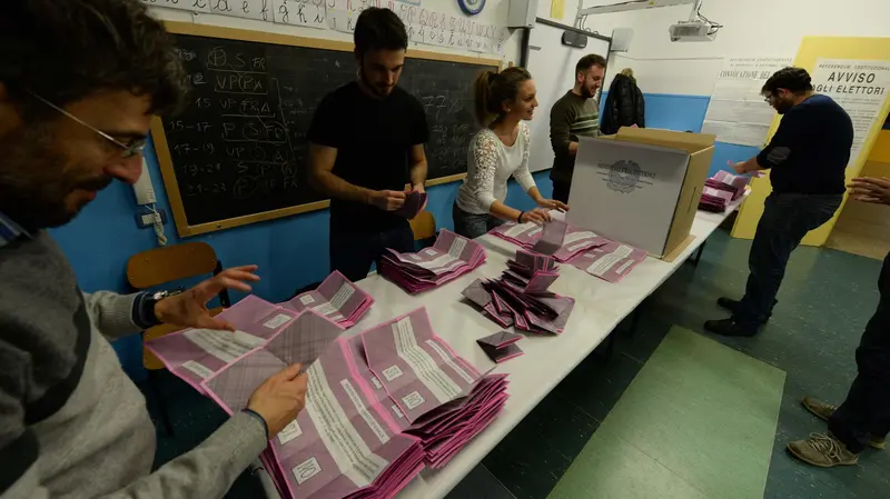 Un seggio allestito per il referendum costituzionale del 2016 - Foto Gabriele Strada/Neg © www.giornaledibrescia.it