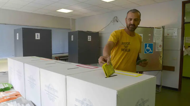 Il voto a Brescia per il referendum abrogativo del 2025 - Foto Giovanni Benini/Neg © www.giornaledibrescia.it