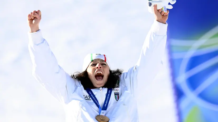 Federica Brignone esulta con la medaglia al collo - Foto Epa/Daniel Dal Zennaro © www.giornaledibrescia.it