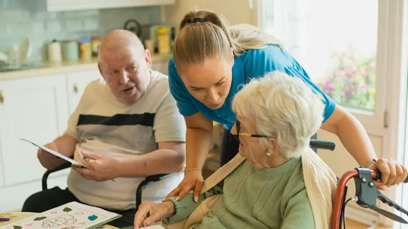Anziani in una casa di riposo - © www.giornaledibrescia.it