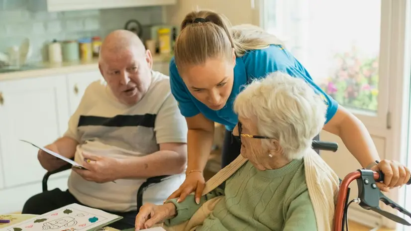 Anziani in una casa di riposo - © www.giornaledibrescia.it