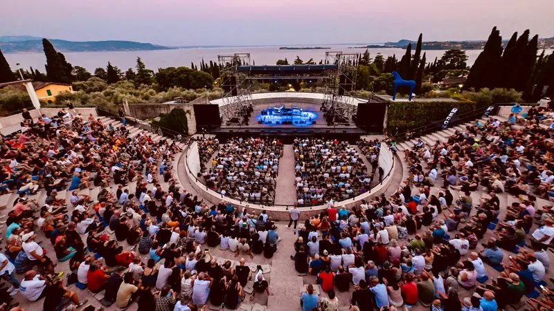 Il pubblico durante un concerto nell'anfiteatro del Vittoriale - Foto ufficio Stampa Festival del Vittoriale Tener-a-mente