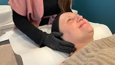 Un trattamento viso a una paziente oncologica