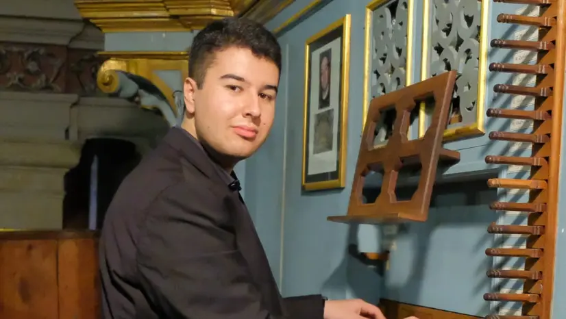 Enzo Pedretti all'organo - © www.giornaledibrescia.it